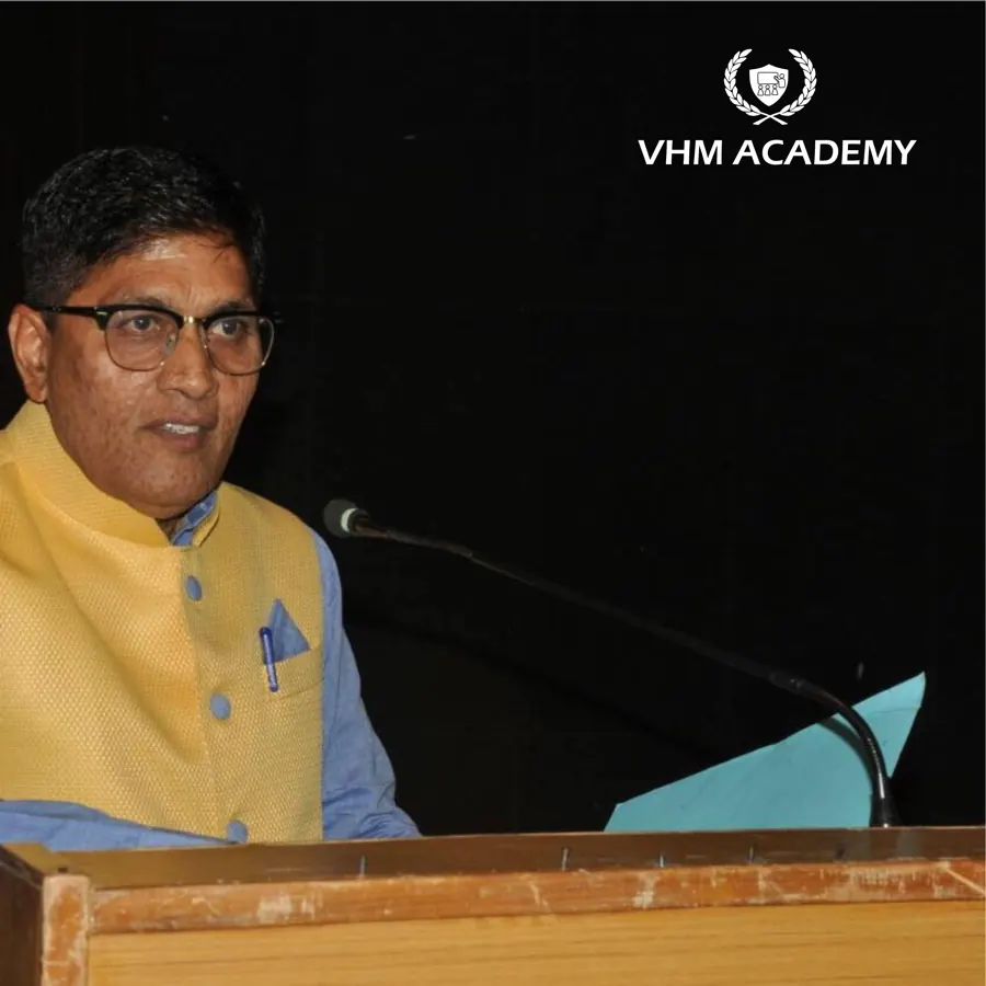 Dr. Hasmukh Modi speaking at a VHM Academy event